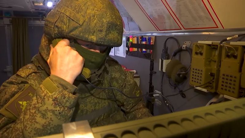 Военнослужащий РФ во время работы расчётов оперативно-тактических ракетных комплексов (ОТРК) «Искандер» в ходе специальной военной операции на Украине
