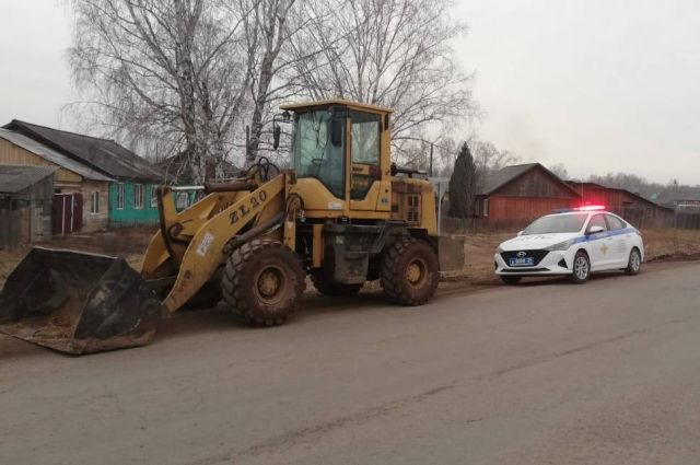 На дороге его заметили полицейские.