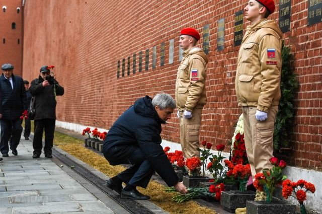 Возложение цветов к могилам Гагарина и Королёва у Кремлёвской стены