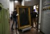 Распаковка в Третьяковской галерее прибывшей с выставки из Италии картины художника Н. Ярошенко «Заключённый»