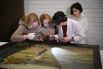 Эксперты осматривают картину художника М. Нестерова «Явление отроку Варфоломею» после возвращения в Третьяковскую галерею с выставки из Италии