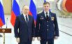 Президент РФ Владимир Путин (слева) и космонавт-испытатель Научно-исследовательского испытательного центра подготовки имени Ю. А. Гагарина Сергей Прокопьев, удостоенный звания Героя РФ и почетного звания лётчика-космонавта России, на церемонии вручения государственных наград РФ