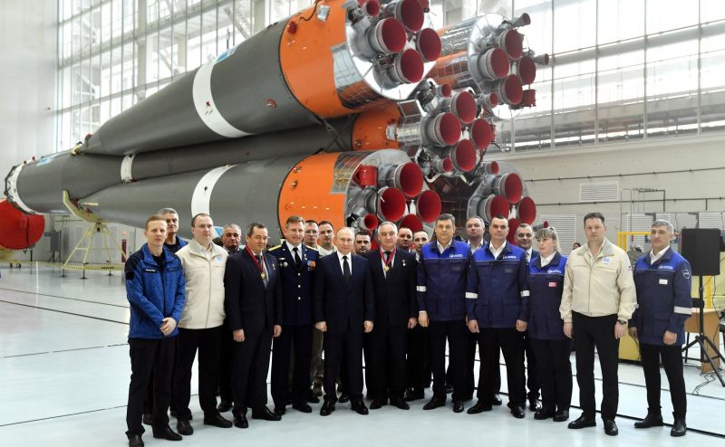 Президент РФ Владимир Путин фотографируется с работниками космодрома Восточный в сборочном цехе ракеты-носителя