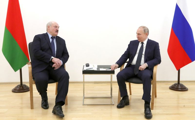 Президент РФ Владимир Путин и президент Белоруссии Александр Лукашенко (справа налево) во время переговоров