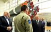 Президент РФ Владимир Путин (справа на втором плане) во время встречи с работниками космодрома Восточный в сборочном цехе ракеты-носителя. На втором плане слева направо: президент Белоруссии Александр Лукашенко и генеральный директор Госкорпорации «Роскосмос» Дмитрий Рогозин