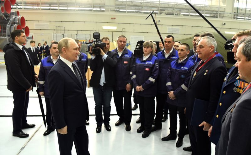 Президент РФ Владимир Путин (слева на первом плане) во время встречи с работниками космодрома Восточный в сборочном цехе ракеты-носителя