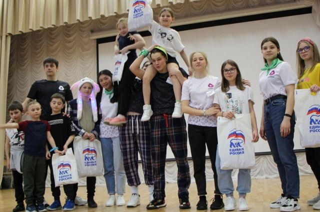В мероприятиях приняли участие депутаты думы Югры, города Ханты-Мансийска, а также партийный актив, молодогвардейцы, члены и сторонники «Единой России», общественники и педагоги-волонтеры