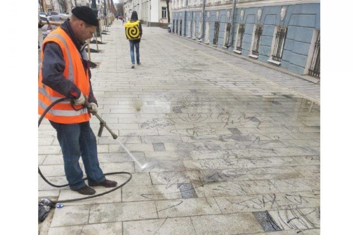 Воронеж замена. Воронеж брусчатка на проспекте революции. Вандализм Воронеж. Пешеходная дорожка фото. Брусчатка проспект революции Воронеж надпись.