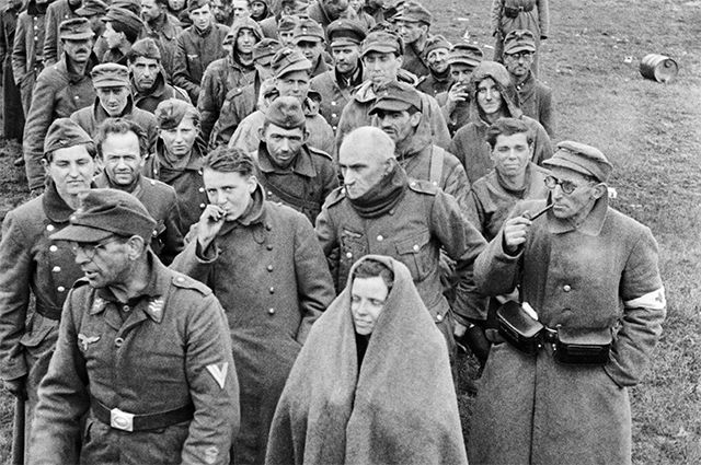 Пленные немецкие солдаты и офицеры, конвоируемые советскими бойцами.