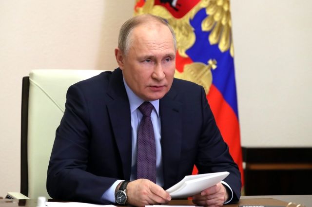 Путин поручил предусмотреть создание новых нефте- и газопроводов в Сибири