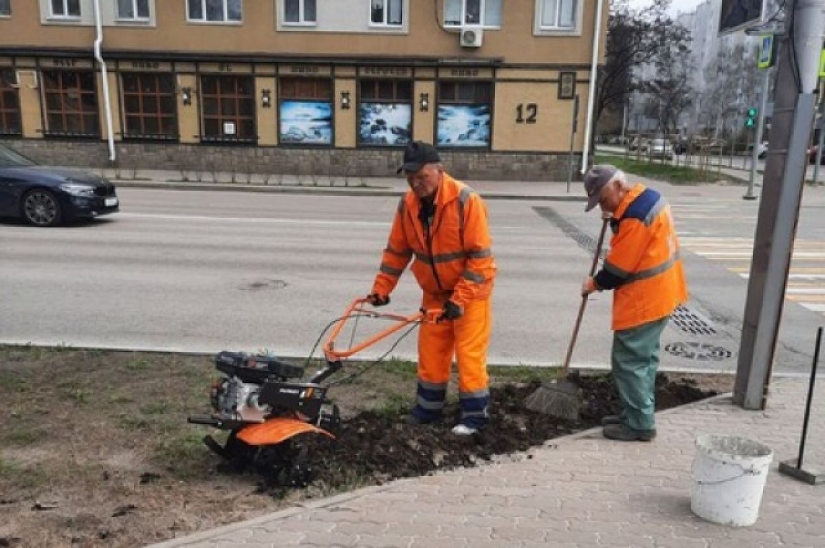 Газон белгород. Тула благоустройство. Дорожник Белгорблагоустройство. Веселые коммунальщики красят. ЖКХ фото.