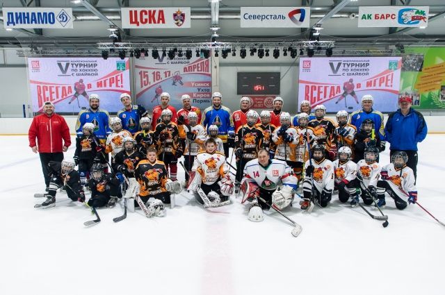 Игроки усинской команды встретились на арене Ледового дворца «Югдöм» с юными хоккеистами команды «Феникс» из городской спортивной школы.