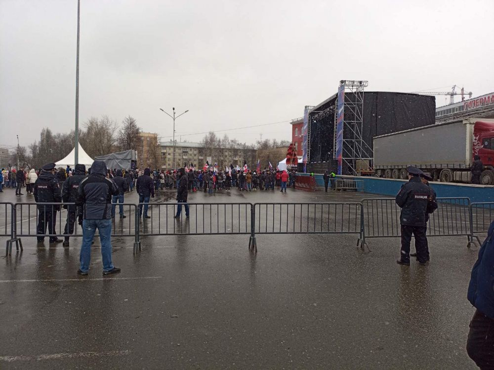 По периметру площадки дежурили сотрудники полиции.