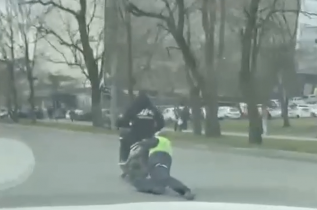 Подросток на мопеде протащил по дороге полицейского во Владивостоке