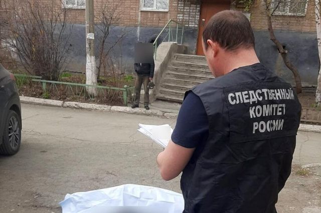 Во дворе дома на Винокурова В Новотроицке обнаружили тело пенсионера с ранами от ножа. 
