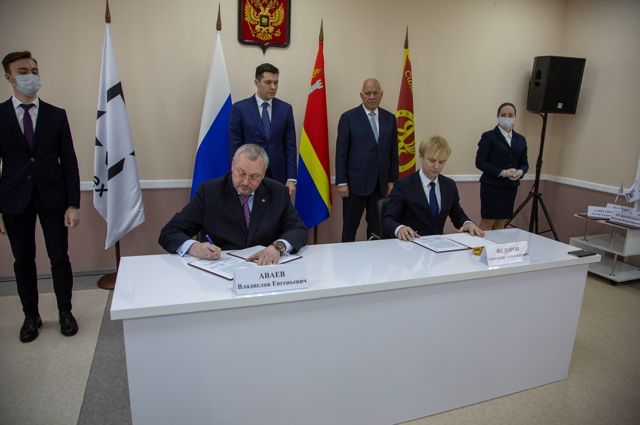 Владислав Аваев (слева) на подписании соглашения о создании научно-образовательного консорциума 