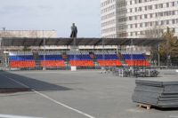В Оренбурге начали монтаж сцены к праздничному концерту ко Дню Победы.