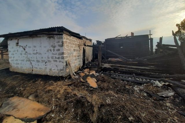 Из-за одного костра сгорело 9 строений садоводства Усольского района.