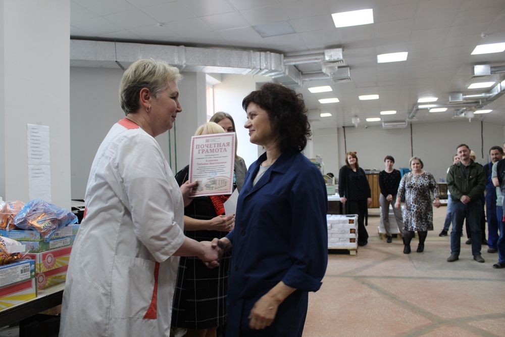 Награду получила одна из самых ответственных работников офсетного цеха Татьяна Клепова.