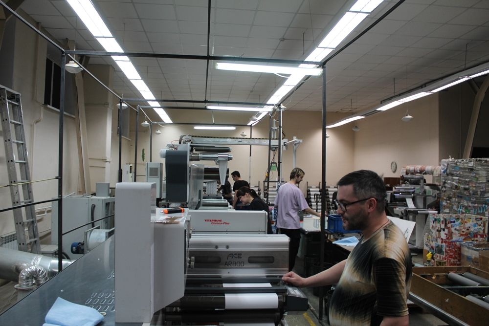 В флексографическом цехе идёт производство печатной продукции. 