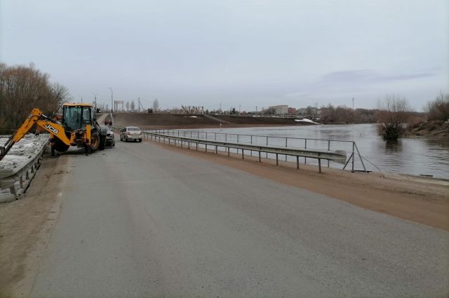 В Оренбуржье затопленными остаются восемь мостов и один участок дороги.
