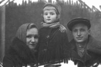 Довоенное фото - Жанна Омельченко с мамой и папой, который, как и миллионы советских солдат, не вернулся с фронта.