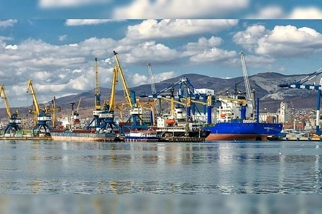 Один из крупнейших портов РФ находится в Новороссийске, по грузообороту он третий в Европе.
