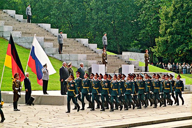 Президент РФ Б. Н. Ельцин на церемониии проводов Западной группы войск. Август 1994 г.