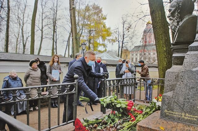 Возложить цветы на отреставрированную могилу писателя приехал губернатор Санкт-Петербурга Александр Беглов.