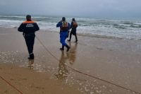 Спасателям удалось спасти мать утонувшей девочки.