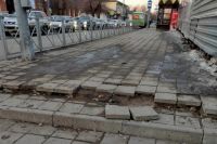 На улице Советской Оренбурга проводятся работы по частичной замене тротуарной плитки. 
