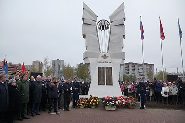 Памятники десантникам, преградившим путь боевикам, установлены в Пскове, Брянске, в других городах страны. 