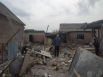«Спасенный» житель Авдеевки (Донецкая область) стоит среди развалин 