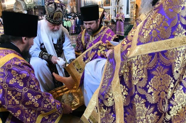 Патриарх Московский и всея Руси Кирилл совершает чин умовения ног в Великий четверг в храме Христа Спасителя в Москве.