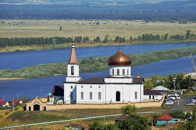 Прихожанам Михаило-Архангельского храма в Бирске попасть на службу было очень сложно.