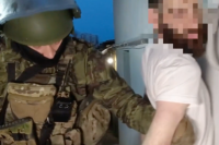 Кадр с видео задержания мужчины, планировавшего подорвать ж/д в Крыму.