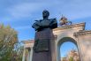 Перед аркой установлен бронзовый бюст Григория Жукова – он стал символом Победы русского народа над немецкими фашистами.