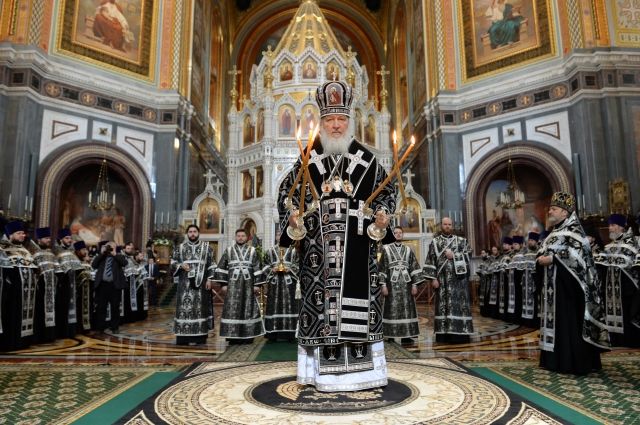 Патриарх Московский и всея Руси Кирилл во время богослужения в Великую пятницу в храме Христа Спасителя.