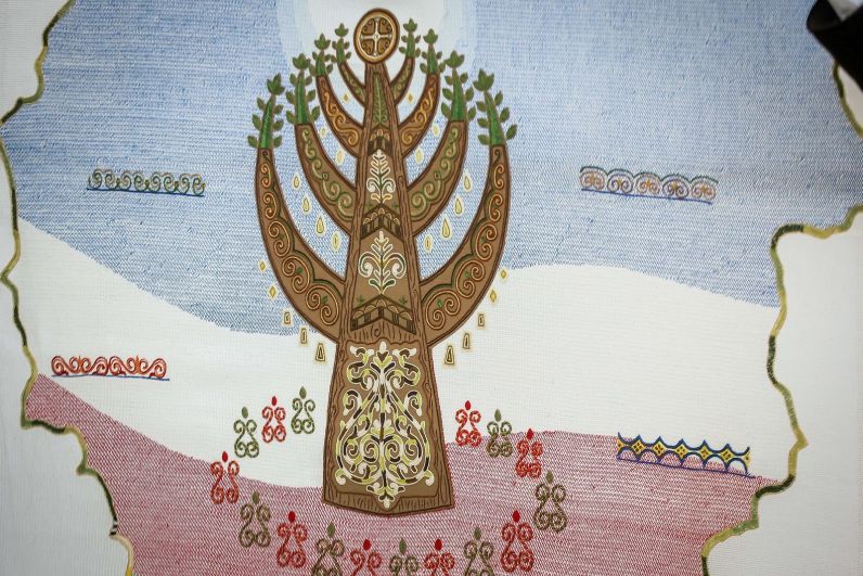 На фоне флага Якутии стоит священное дерево народа Саха Аал-Луук-Мас.