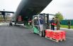 В транспортный самолёт Ан-12 на аэродроме «Ростов-Центральный» загружают коробки с пасхальными куличами для отправки российским военнослужащим
