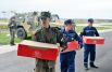 На аэродроме «Ростов-Центральный» в транспортный самолёт загружают коробки с пасхальными куличами для отправки российским военнослужащим