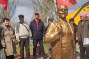 В Мелитополе кoммуниcты поставили памятник Ленину.