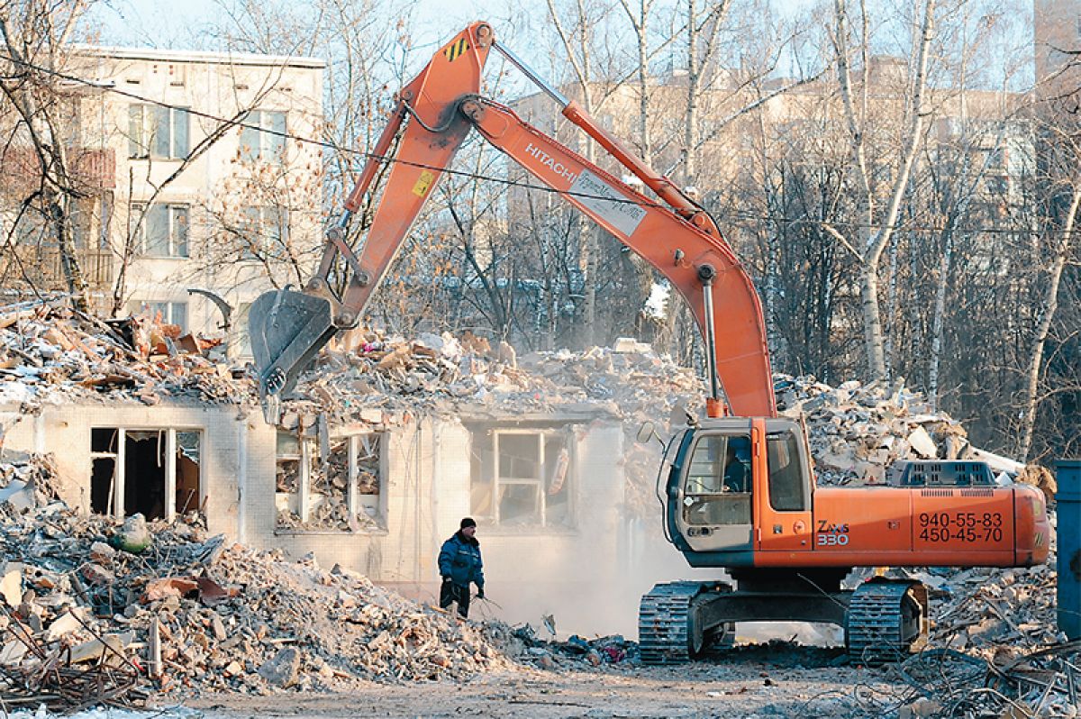 Снос капитального строительства. Снос домов. Снос дома КАМАЗ экскаватор. Горящий экскаватор на стройке. Советский экскаватор для сноса домов.