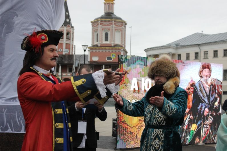 Открытие петра. Площадь Петра 1 Саратов. Саратов праздник Петра Великого. Фото Петра 1 Саратов. Торжественное открытие статуи.