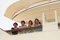 Наина Ельцина и дочерью Еленой и внучками Катей и Машей на борту теплохода «Александр».