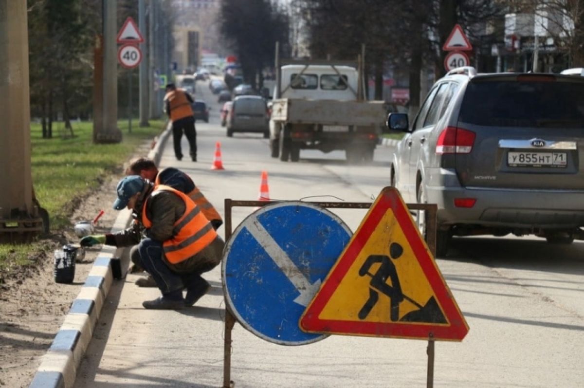 В Новомосковске начались работы по покраске бордюров | АиФ Тула