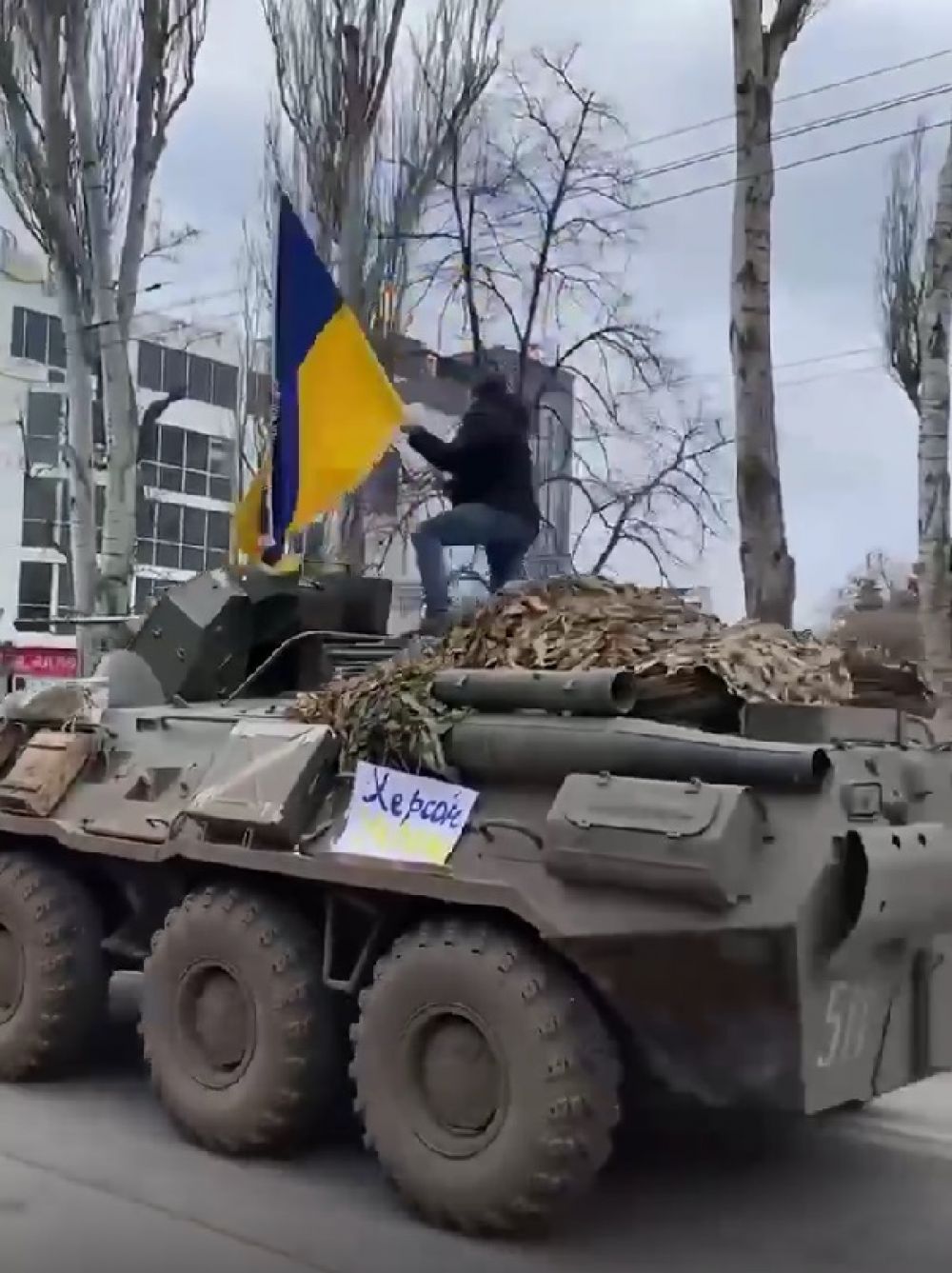 Херсонцы выходили на протесты, несмотря на запугивания со стороны россиян. Довольно известным стало фото, где местный житель взобрался на один из рoccийских БТРов с украинским флагом во время протестов. 