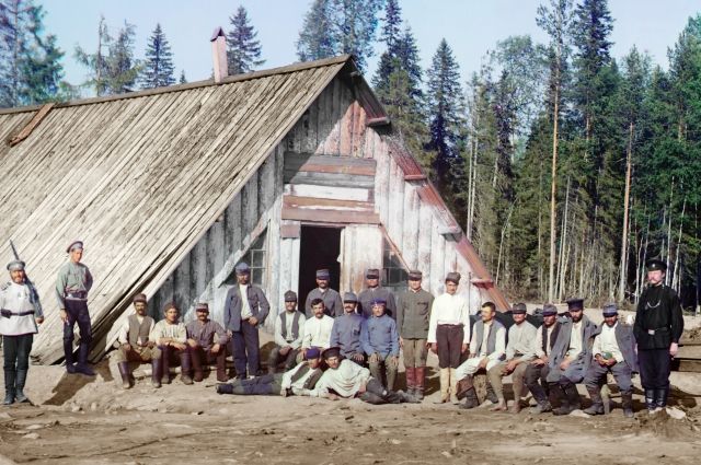 Австро-венгерские военнопленные у барака. Карелия, 1916 год.