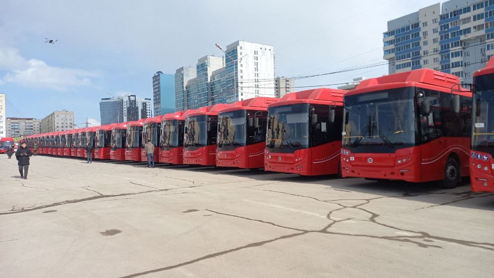 Новые автобусы начали выстраиваться на площади с самого утра