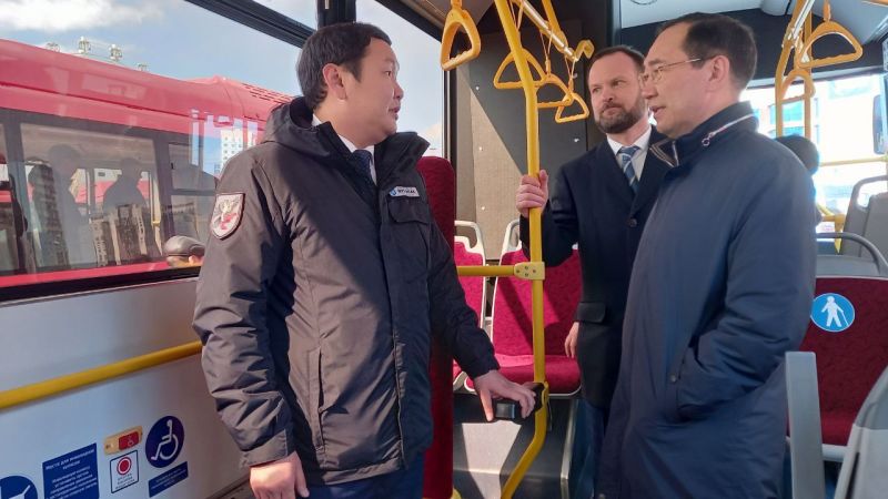 Глава Якутии Айсен Николаев осмотрел новые автобусы вместе с руководителями транспортных предприятий.